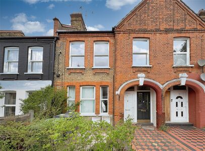 2 bedroom Mid Terrace Flat for sale