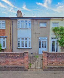 3 bedroom Mid Terrace House for sale