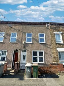 Garfield Road, 2 bedroom  House to rent, £2,000 pcm