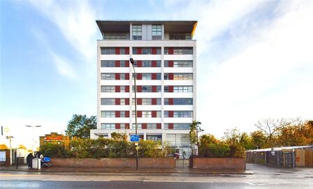 Romford Road, 1 bedroom  Flat to rent, £1,550 pcm