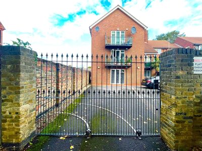 Mission Grove, 2 bedroom  Flat to rent, £1,795 pcm