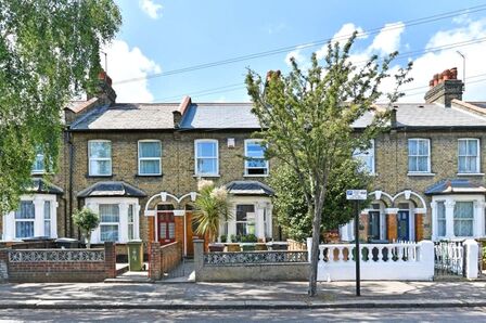 3 bedroom Mid Terrace House to rent