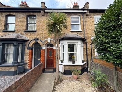 Sophia Road, 3 bedroom Mid Terrace House to rent, £2,495 pcm