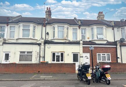 Dersingham Avenue, 2 bedroom  Flat to rent, £1,995 pcm