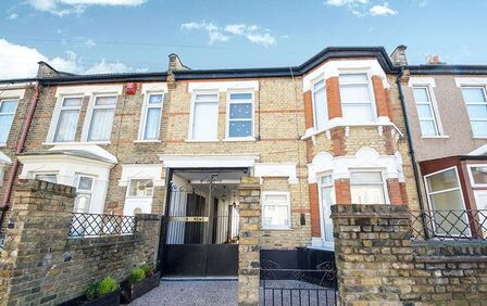 Oyster Mews, 2 bedroom  Flat to rent, £1,900 pcm