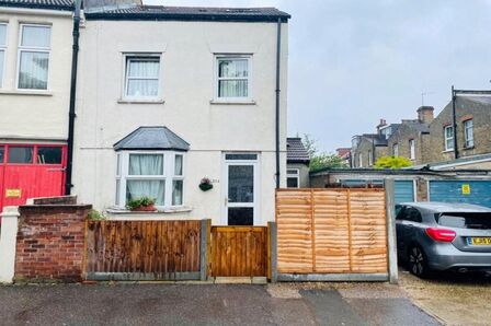 Russell Road, 2 bedroom  House to rent, £2,000 pcm