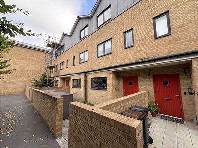 Thornbury Way, 4 bedroom Mid Terrace House to rent, £2,800 pcm