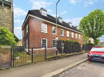 Grosvenor Park Road, 3 bedroom Flat to rent, &pound;2,200 pcm