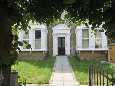 Queens Road, 2 bedroom Flat to rent, &pound;2,050 pcm