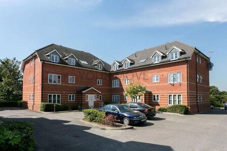 Riverhead Close, 2 bedroom Flat to rent, &pound;1,700 pcm