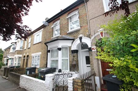 Myrtle Road, 3 bedroom House to rent, &pound;2,500 pcm