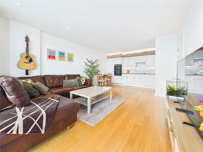 Station Approach, 2 bedroom Flat for sale, &pound;500,000