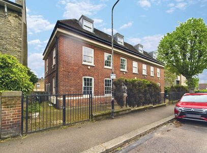 Grosvenor Park Road, 2 bedroom Flat to rent, &pound;2,100 pcm