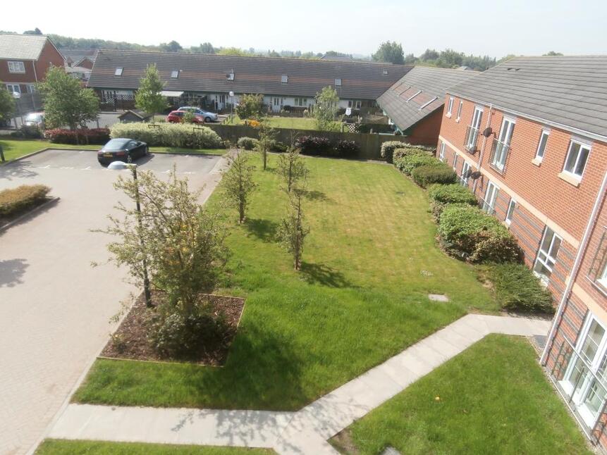 Communal Parking / Gardens