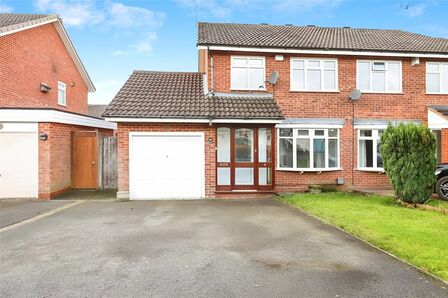Lowry Close, 3 bedroom Detached House to rent, £1,100 pcm