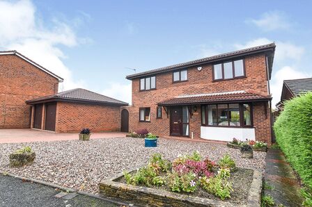 Coniston Drive, 4 bedroom Detached House to rent, £1,500 pcm