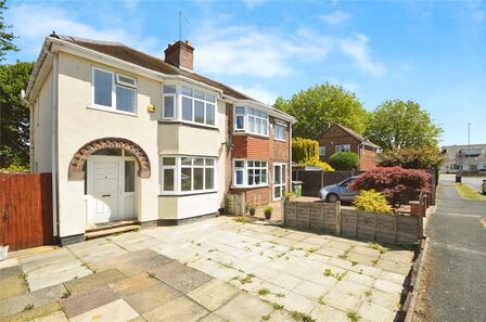 Warstones Crescent, 3 bedroom Semi Detached House to rent, £1,200 pcm