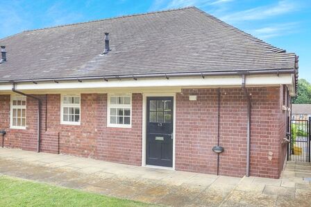 Lowbridge Walk, 2 bedroom Semi Detached Bungalow to rent, £925 pcm