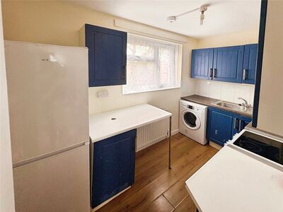 Larches Lane, 2 bedroom Flat to rent, &pound;795 pcm