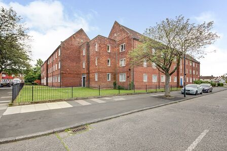 Park Avenue, 3 bedroom  Flat to rent, £650 pcm