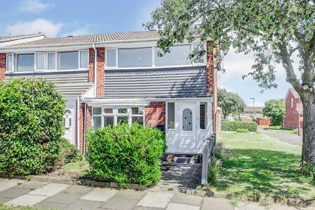 Baywood Grove, 3 bedroom Mid Terrace House to rent, £950 pcm