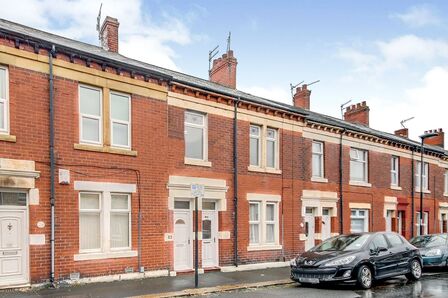 Coronation Street, 2 bedroom Flat to rent, &pound;735 pcm