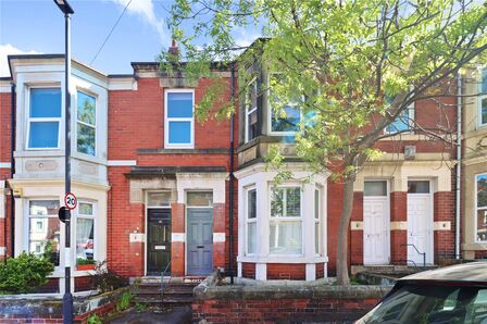 3 bedroom Mid Terrace Flat for sale