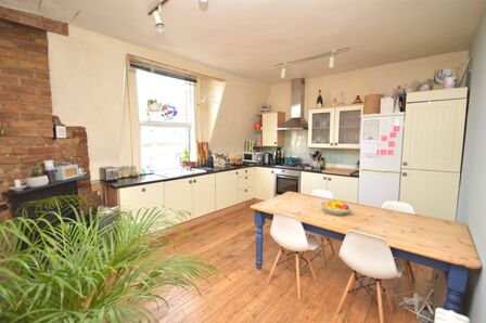Heath Road, 2 bedroom  Flat to rent, £1,750 pcm