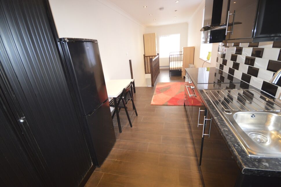 Main image of Flat to rent, Waverley Avenue, Whitton, Twickenham, TW2
