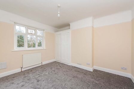 Hanworth Road, 1 bedroom Flat to rent, &pound;1,250 pcm