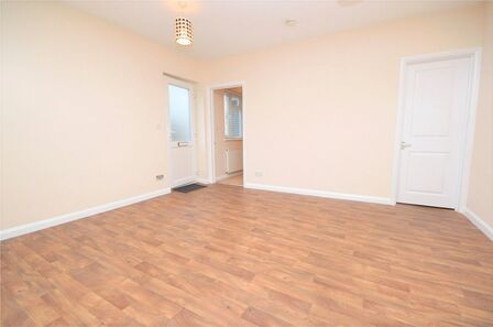 High Street, 1 bedroom  Flat to rent, £1,250 pcm