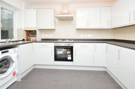 Mandeville Road, 4 bedroom Semi Detached House to rent, &pound;2,900 pcm