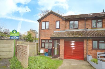 Barnes Avenue, 2 bedroom Semi Detached Property to rent, £1,800 pcm