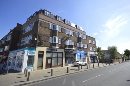 High Street, 2 bedroom  Flat for sale, £317,500