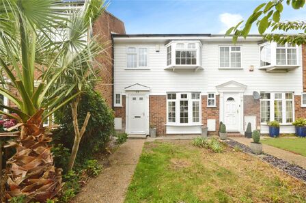 Gilpin Crescent, 3 bedroom Mid Terrace House to rent, £2,600 pcm
