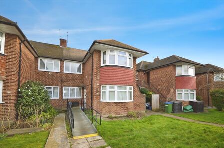 Hanworth Road, 2 bedroom Flat for sale, &pound;365,000