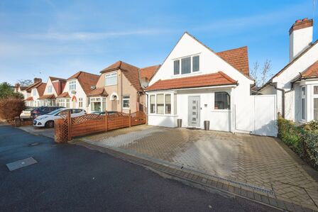 Park Avenue, 4 bedroom Detached House for sale, &pound;750,000
