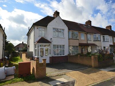 Priory Road, 3 bedroom End Terrace House to rent, &pound;2,300 pcm