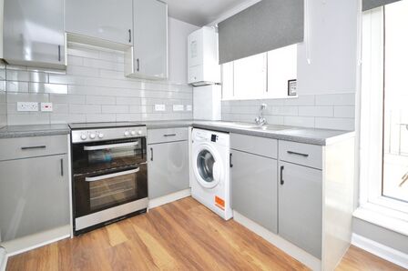 High Street, 2 bedroom Flat to rent, &pound;1,650 pcm