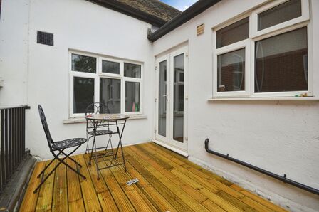 High Street, 2 bedroom Flat to rent, &pound;1,650 pcm