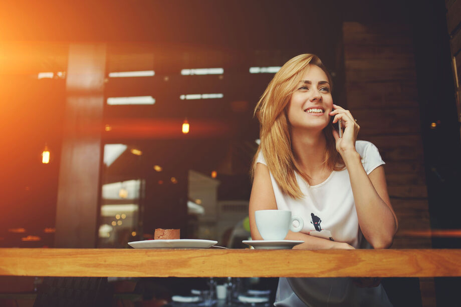 Lady on the phone whilst in a cafe