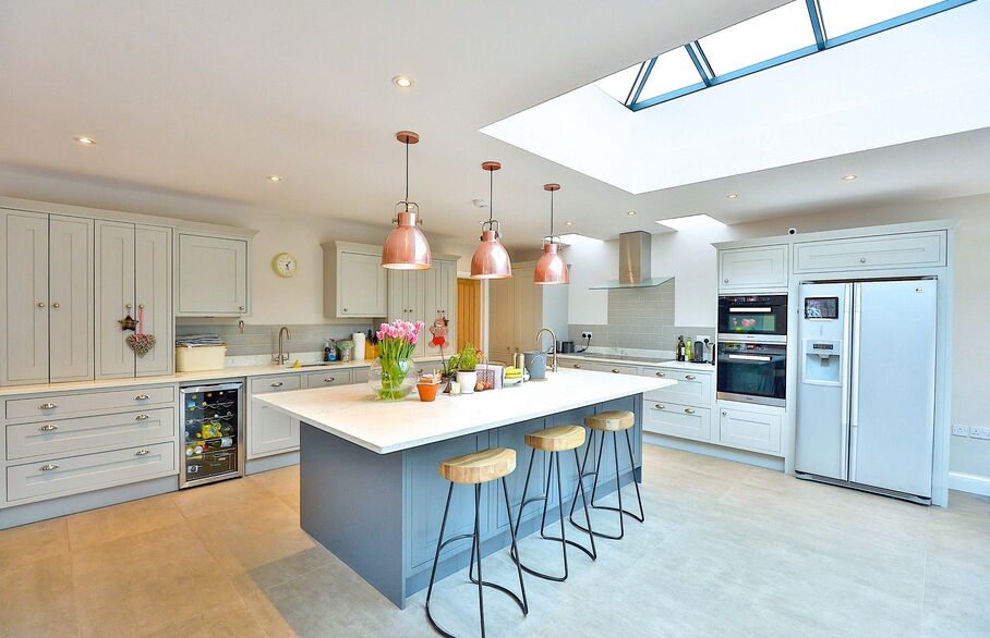 Photo of a modern kitchen wiith island and integrated appliances